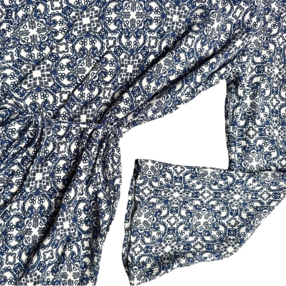 Lulus Mandala Daydream Blue White Print Bell Sleeve Maxi Dress Size M Side Slits - Picture 5 of 5